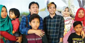  ?? ANGGER BONDAN/JAWA POS ?? LEGA: Cak Percil (empat dari kanan) dan Cak Yudho (tiga dari kiri) dan keluarga di Bandara Juanda, Surabaya (8/3).
