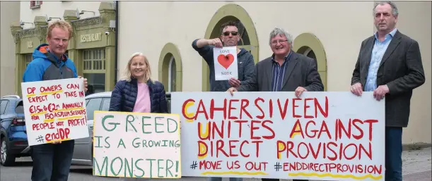  ?? Riordan. Photo by Christy ?? RIGHT:
Voicing concerns at a protest in recent weeks in Cahersivee­n calling for a Direct Provision Centre in the town to be closed following the outbreak of COVID-19 at the centre. Justice Minister Charlie Flanagan has apologised for how the centre was opened.