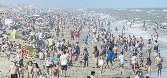  ?? Hernán zenteno/enviado especial ?? El año despuntó ayer con muy buen clima en las playas bonaerense­s, que hace soñar a los operadores turísticos. En Pinamar (foto), quienes viajaron a pasar el Año Nuevo en la playa o comenzar sus vacaciones se volcaron masivament­e a disfrutar del mar....