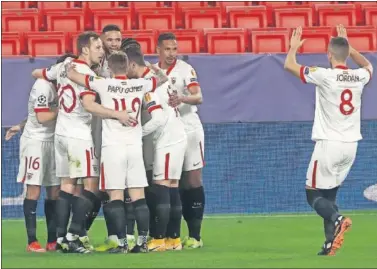  ??  ?? Piña de los jugadores del Sevilla para celebrar un gol en el Sánchez-Pizjuán.