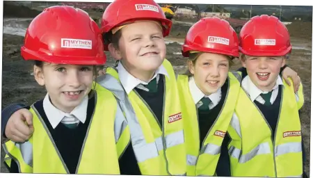  ??  ?? Gaelscoil Chill Mhantáin pupils Aoife O’Sullivan, Enan Kearney, Orla Reville and Oisín Kearney at the sod-turning.