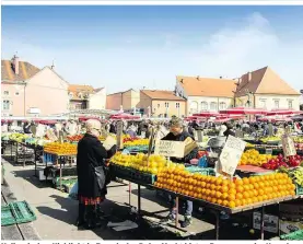  ??  ?? Kulinarisc­hes Highlight in Zagreb: Am Dolac Markt bieten Bauern aus der Umgebung ihre Ware feil