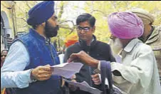  ?? HT PHOTO ?? A disabled man lodging complaint with officials in Sangrur.