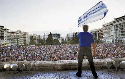  ?? REUTERS ?? Oposición. Una marcha frente al Parlamento griego exige al gobierno un acuerdo con los acreedores.