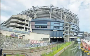  ?? ?? La fachada del estadio Croke Park desde uno de los dos puentes tangentes a su situación.