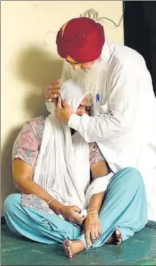  ?? SANCHIT KHANNA/HT ?? Attar Kaur, who lost her husband and 10 more members of her extended family in the riots, is consoled by a relative at her home in Delhi.