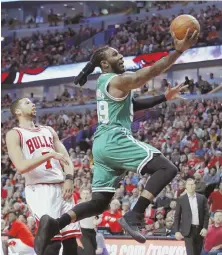  ?? AP PHOTO ?? CRUISING: Jae Crowder glides in for a basket during the Celtics’ Game 4 win in Chicago on Sunday.
