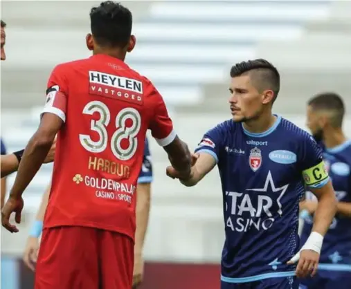  ?? FOTO ISOSPORT ?? Haroun en Ciranni (r.) voor de aftrap van Antwerp-Moeskroen: KRC Genk leidde ook aanvoerder­s op.