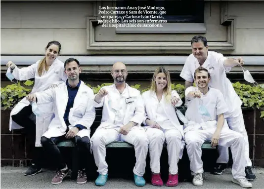  ?? Ferran Nadeu ?? Los hermanos Ana y José Modrego, Pedro Cartaxo y Sara de Vicente, que son pareja, y Carlos e Iván García, padre e hijo. Los seis son enfermeros del Hospital Clínic de Barcelona.