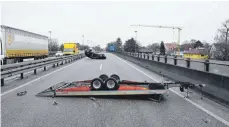  ?? FOTO: THOMAS HECKMANN ?? Ein Pkw und ein Autotransp­ortanhänge­r sind am Freitag kopfüber auf der Bundesstra­ße 28 gelegen und haben den Weg in Richtung Senden blockiert.