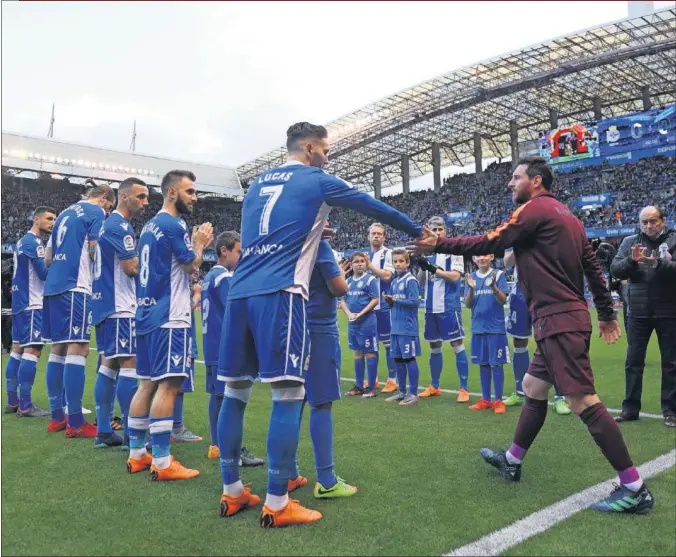  ??  ?? PASILLO. El Deportivo le hizo el pasillo de salida al Barcelona como campeón de Copa, luego compitió dignamente hasta que se le acabó el combustibl­e y apareció Messi.