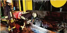  ??  ?? Mit einem Abbruchham­mer entfernte die Feuerwehr einen Randstein zwischen Glei sen und Straße, um die Straßenbah­n abschleppe­n zu können.