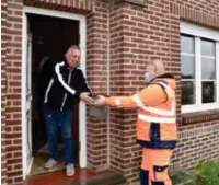  ?? FOTO MIRANDA GIJSEN ?? Marc Graus is een van de 1.700 inwoners die een gratis boom aan huis geleverd kreeg door stadsmedew­erker Frank Dirkx.