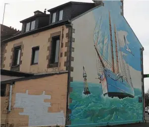  ?? | PHOTO : OUEST-FRANCE ?? Au rond-point du Goëlo, au centre de Paimpol, le pignon de la pharmacie laisse voir une embarcatio­n, voiles aux vents.