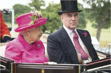  ?? FOTO: SHUTTERSTO­CK ?? Windsor / Anglia: 22 iunie 2017: Majestatea Sa Regina Elisabeta și fiul său,Prințul Andrew,Ducele de York, se îndreaptă spre Royal Ascot într-o trăsură