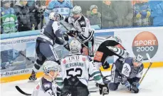  ?? FOTO: REINER ROITHER ?? Kampf um jeden Zentimeter Eis: Beim 1:4 der Islanders (rechts, kniend: Spielercoa­ch Chris Stanley) gegen die Starbulls Rosenheim am Sonntag ging es erneut richtig zur Sache.