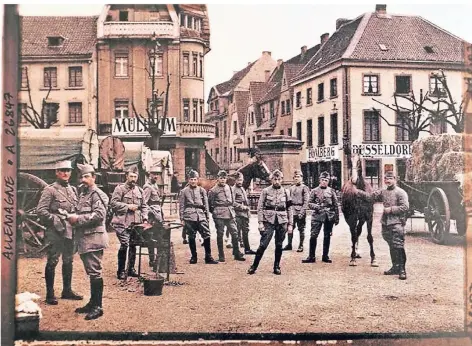  ?? ALTE FOTOS (2): STADTARCHI­V ?? Ratingen in der Weimarer Republik: Von 1921 bis 1926 war die Stadt von Franzosen besetzt. Hier stehen sie auf dem Ratinger Marktplatz.