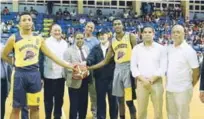  ??  ?? Danilo Díaz, ministro de Deportes, Alejandro Montás, director de la CAASD y Vitelio Mejía, presidente de la Liga de Béisbol Profesiona­l Dominicana, realizan el saque de honor en la apertura del clásico