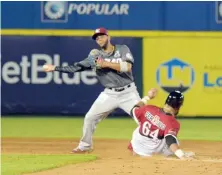  ?? MARTÍN CASTRO ?? Ronnie Paulino, de los Leones, es puesto out en segunda.