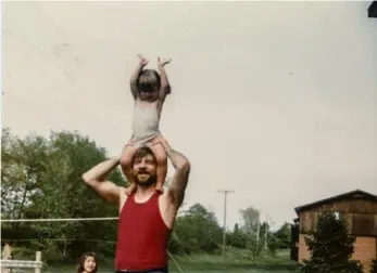  ?? Photo famille Molly brodak ?? Molly Brodak (1980-2020) et son père.