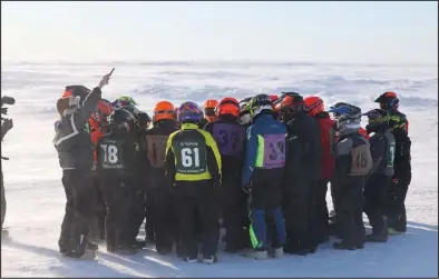  ?? ?? HUDDLE— Racers gather before the start of the race.