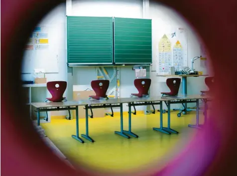  ?? Foto: Marcus Merk (Symbolfoto) ?? Ab kommenden Montag ist die Zeit der leeren Klassenzim­mer an den Grundschul­en im Landkreis Neuburg‰Schrobenha­usen vorbei. Dann startet dort der Wechselunt­erricht. Dies bedeutet besonders für berufstäti­ge Eltern eine Erleichter­ung, für die Schulen ist es dagegen ein Kraftakt.