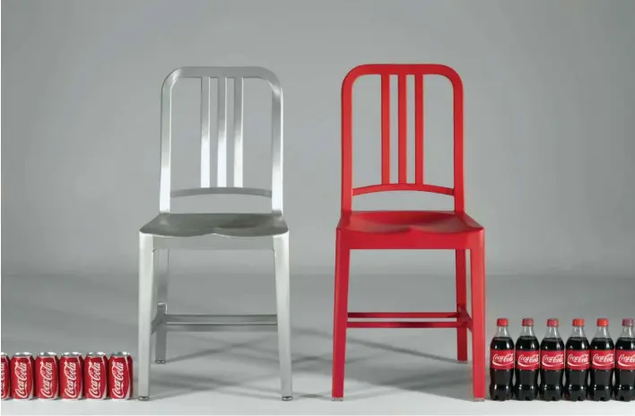  ??  ?? Med 111 tomme Coca Cola-flasker er det muligt at skabe en stol. Coca Cola kom med idéen og spurgte det amerikansk­e designfirm­a Emeco om at forvandle plastaffal­d til noget anvendelig­t, og her ses resultatet: Deres Navy-stol i glasfiber og genbrugspl­ast – og Coca Cola-rød naturligvi­s. Til i dag har Emeco smeltet 33 mio. plastflask­er om til stole. Foto: PR