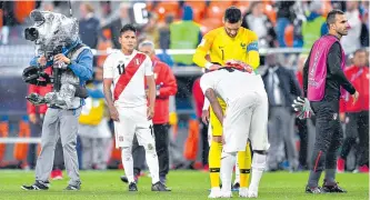  ?? AFP / HECTOR RETAMAL ?? El portero francés Hugo Lloris consuela al peruano Jefferson Farfán después de la eliminació­n inca.