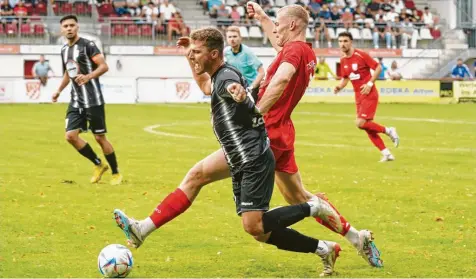  ?? Foto: Szilvia Izsó ?? Der TSV Rain (mit Gabriel Hasenbichl­er, vorne in Rot) peilt gegen Dachau die Revanche für die 1:2-Hinspielni­ederlage an.