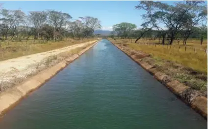  ?? CORTESÍA DE SENARA ?? El mejor uso del agua en zonas donde está disponible es relevante para mejorar los rendimient­os agrícolas. Aquí una parte del canal del sur, del Distrito de Riego Arenal Tempisque.