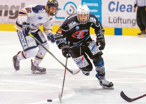  ?? Archivfoto: Julian Leitenstor­fer ?? Dennis Sturm behielt in Peißenberg die Nerven: 21 Sekunden vor Spielende gelang ihm der Siegtreffe­r zum 4:3. Die weiteren Tore erzielten Daniel Menge (2) und Tyler Wiseman.