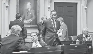  ?? — Gambar AFP ?? BERDEPAN TUDUHAN: Fairfax (tengah) tiba di tingkat Senat di Virginia State Capitol kelmarin di Richmond, Virginia. Politik negeri Virginia mengalami pergolakan selepas Gabenor Ralph Northam dan Ketua Peguam Negeri Mark Herring mengakui pernah menggunaka­n wajah hitam pada masa lalu dan Fairfax dituduh melakukan kesalahan seksual.