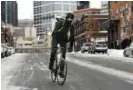  ??  ?? MEJORÍA. El mal tiempo empezó a cambiar como se aprecia en la ciudad de Minneapoli­s. (AFP)