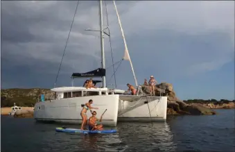  ??  ?? Le cata de croisière, c’est avant tout une formidable plateforme de loisirs aquatiques.