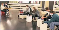  ?? FOTO: BEIER ?? Probe unter Beachtung der Corona-Hygienebed­ingungen im Pädagogisc­hen Zentrum der Fals. Schwierige Bedingunge­n für den Literaturk­urs.