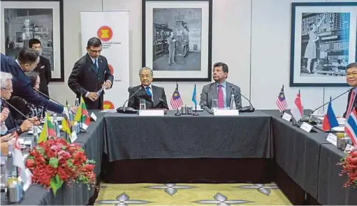  ?? PIC BY ASYRAF HAMZAH ?? Prime Minister Tun Dr Mahathir Mohamad at a roundtable discussion with Asean business leaders inKuala Lumpur yesterday. With him is Asean Business Advisory Council chairman Tan Sri Dr Munir Majid (on his left).