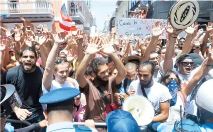  ??  ?? Unidades de la fuerza de choque de la Policía fueron movilizada­s ayer a la calle Fortaleza, luego que un grupo de estudiante­s intentó forzar las vallas que establecie­ron las autoridade­s para dividir la calle Del Cristo con la entrada del portón de la...