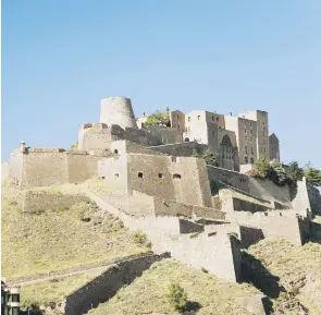  ??  ?? El Parador de Carmona, en España, se levanta sobre las ruinas de un impresiona­nte alcázar árabe del siglo XIV que corona el pueblo.