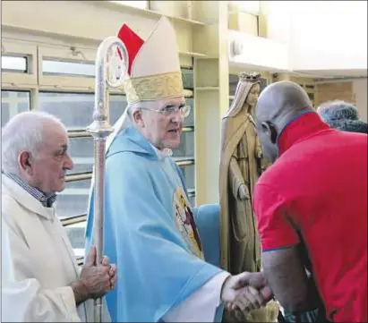  ?? Archimadri­d / Rodrigo Pinedo ?? El cardenal osoro saluda a los internos en su visita a la cárcel de Soto del Real
