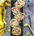  ?? FOTO: TINA BUMANN/DPA ?? Burritos werden auch „Eselspäckc­hen“genannt. Sie werden mit Gegartem und weiteren Zutaten gefüllt. Der Fladen wird seitlich eingerollt, die untere Seite straff einschlage­n und der Burrito von unten nach oben aufgerollt.