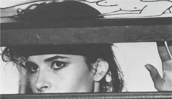  ?? FOTO: UNITED ARCHIVES / KPA PUBLICITY/ IMAGO IMAGES ?? Eine schöne Frau ist einem Geheimnis auf der Spur: Fanny Ardant in François Truffauts „Auf Liebe und Tod“von 1983.