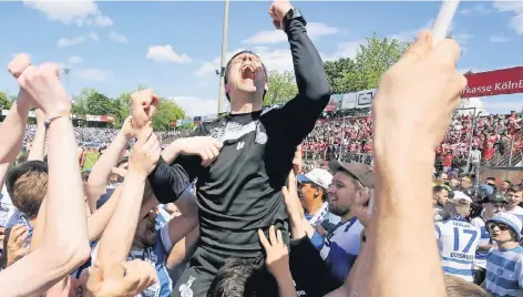 ?? FOTO: ROLAND WEIHRAUCH/DPA ?? Ekstase: MSV-Trainer Ilia Gruev zeigte nachdem Schlusspfi­ff seine Freude. Die Fans trugen ihn auf den Schultern durch das Kölner Stadion.