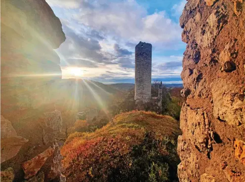  ?? ?? Platz 1: Mit seinem stimmungsv­ollen Foto von der „Burgruine Brandenbur­g“gewinnt Jakob Rösing aus Creuzburg diese Blende-Kategorie der TLZ. Die weitläufig­e, mittelalte­rliche Anlage liegt oberhalb von Lauchröden bei Eisenach. Die imposanten Türme sind schon von der Autobahn aus zu sehen.