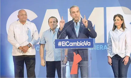  ?? WOODLEY VALDEZ ?? Luis Abinader, candidato presidenci­al del PRM, junto a la alta dirigencia, anuncia que el partido arrasó en los comicios.