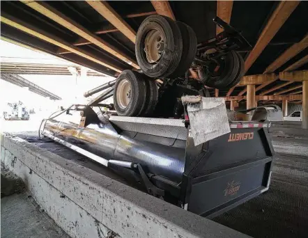  ?? Godofredo A. Vasquez / Houston Chronicle ?? Authoritie­s said the load of a dump truck was raised when the vehicle attempted to travel under a bridge in north Houston Friday.