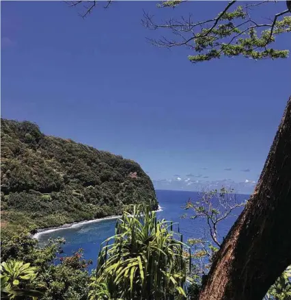  ?? Bethany Jean Clement / TNS ?? The lookout over Honomanu Bay, at Mile 14 on the way to Hana in Maui, does its best to take your breath away. The famous Road to Hana has miles of hairpin turns and scenic spots galore.