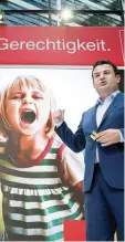  ?? Foto: dpa ?? Der letzte Schrei? SPD Generalsek­retär Hubertus Heil mit Plakat.