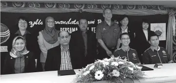  ??  ?? The signing of the second collective agreement by (seated left to right) Siti, Mohd Sahid,Awang Ali, and KPPSPSB secretary Rudy Jouflin, and witnessed by Karim and Mohd Fowzi (standing third and fourth left).