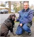  ?? FOTO: DPA ?? Der ehrliche Finder Stefan Wefers mit seinem Labrador „Bella“.