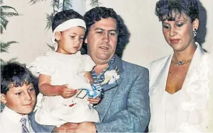  ??  ?? Foto histórica. El capo narco colombiano Pablo Escobar Gaviria, junto a su familia, a comienzos de los ‘80.